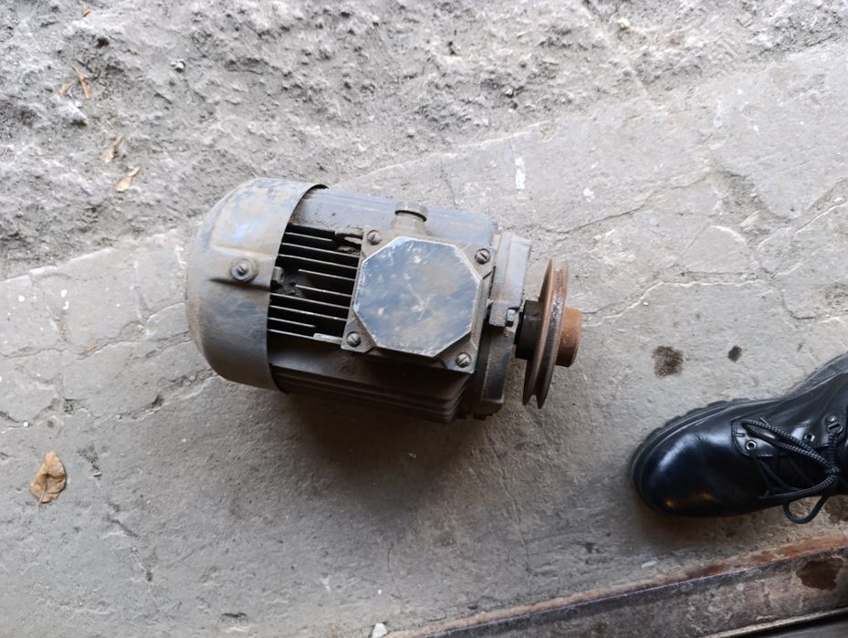 Продам два електродвигуни,один новий другий практично не працював,,