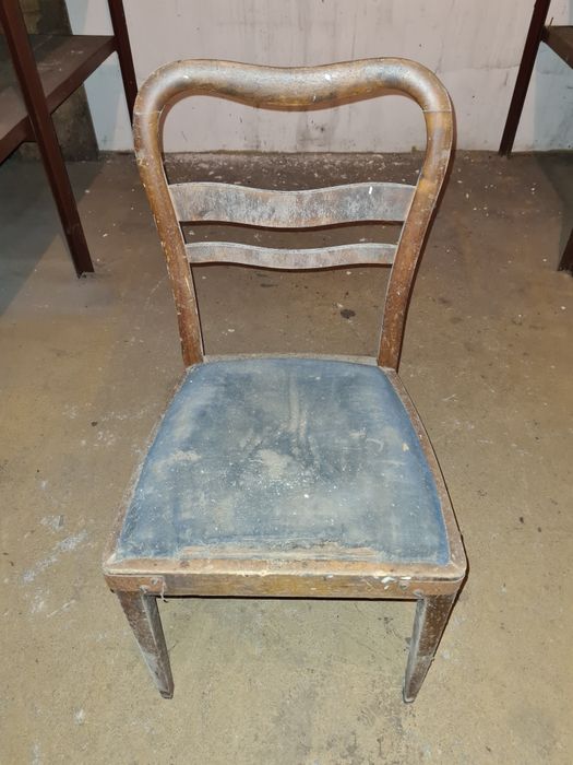 Kolekcjonerskie stare drewniane krzesło widoczne na zdjęciu