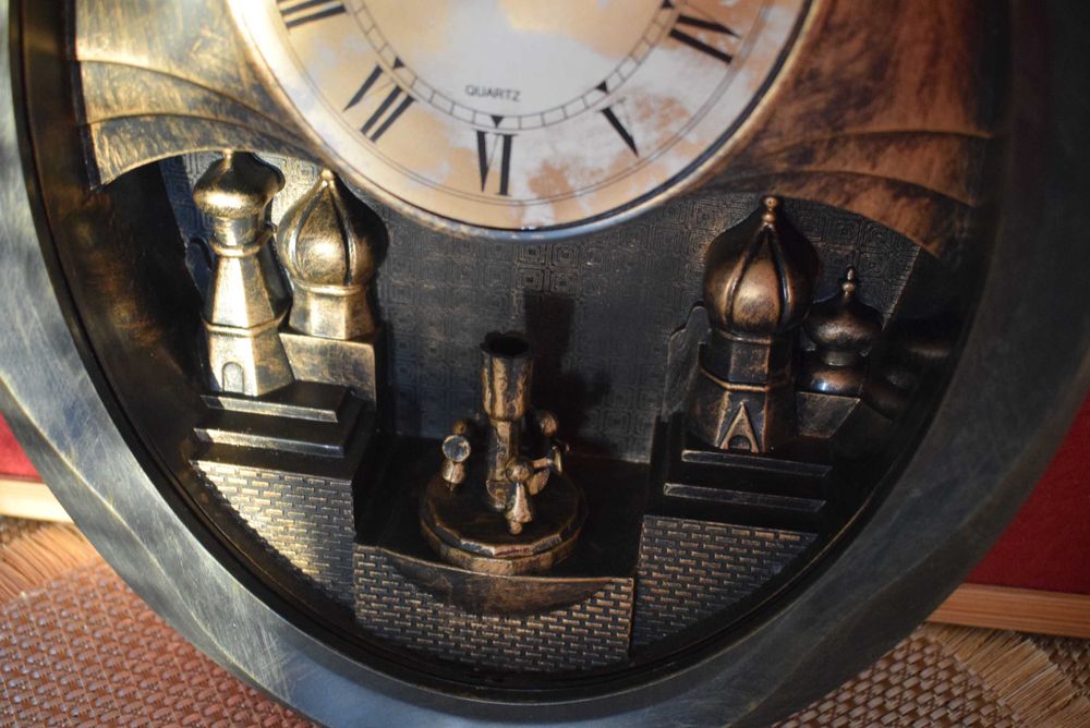 Zegar ozdobny , ścienny , kwarcowy .