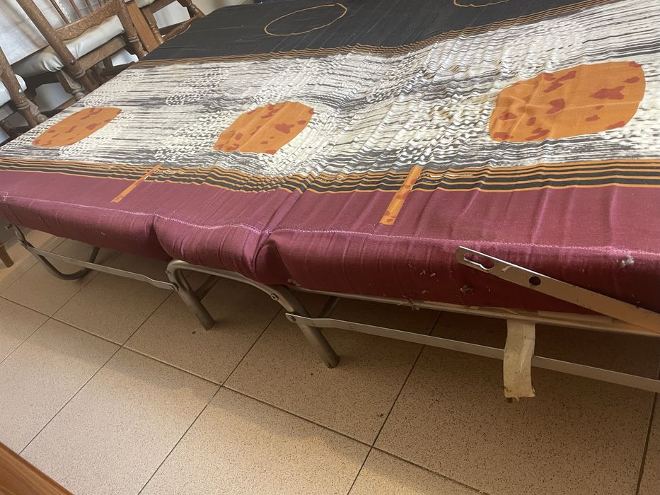 Cama dobrável com colchão