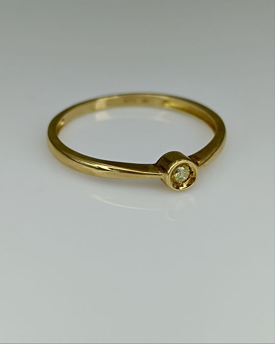 Золотое кольцо 375 пробы с бриллиантом