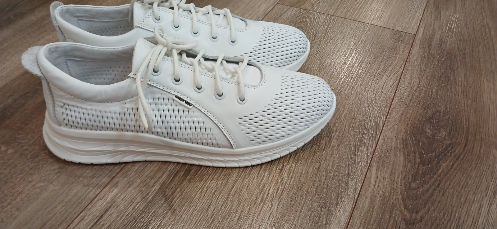 Кросівки шкіряні білі , розмір 39
