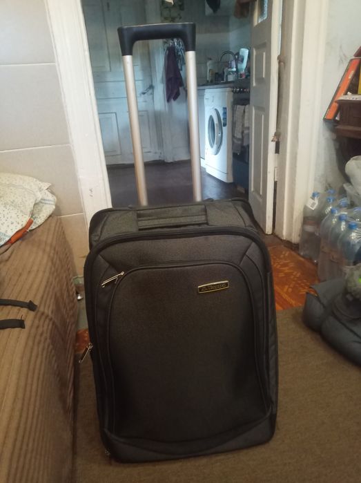 Чемодан дорожный на колёсиках