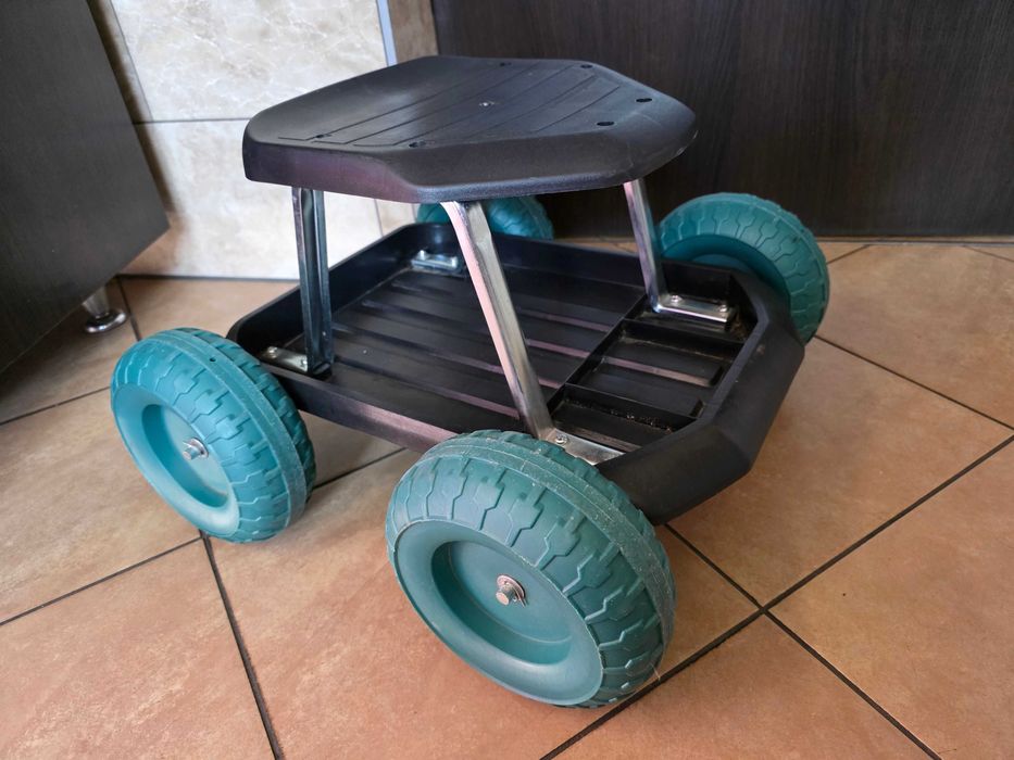 Ogrodowy mobilny taboret stołek siedzisko na kółkach – stan bdb