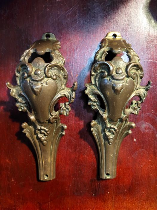 Stare przedwojenne uchwyty, klamki szyldy mosiężne do drzwi