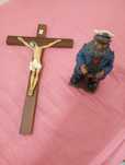 Crucifixo e boneco