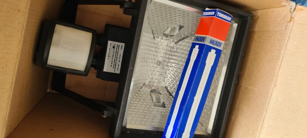 Halogen z czujką ruchu 500W nowy .