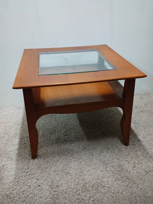 Mesa de centro em madeira de cerejeira com tampo em vidro.
Medidas:60/