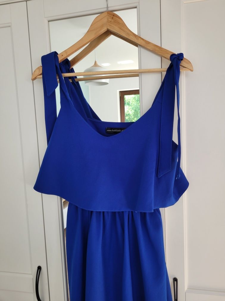 Kobaltowa suknia Latika