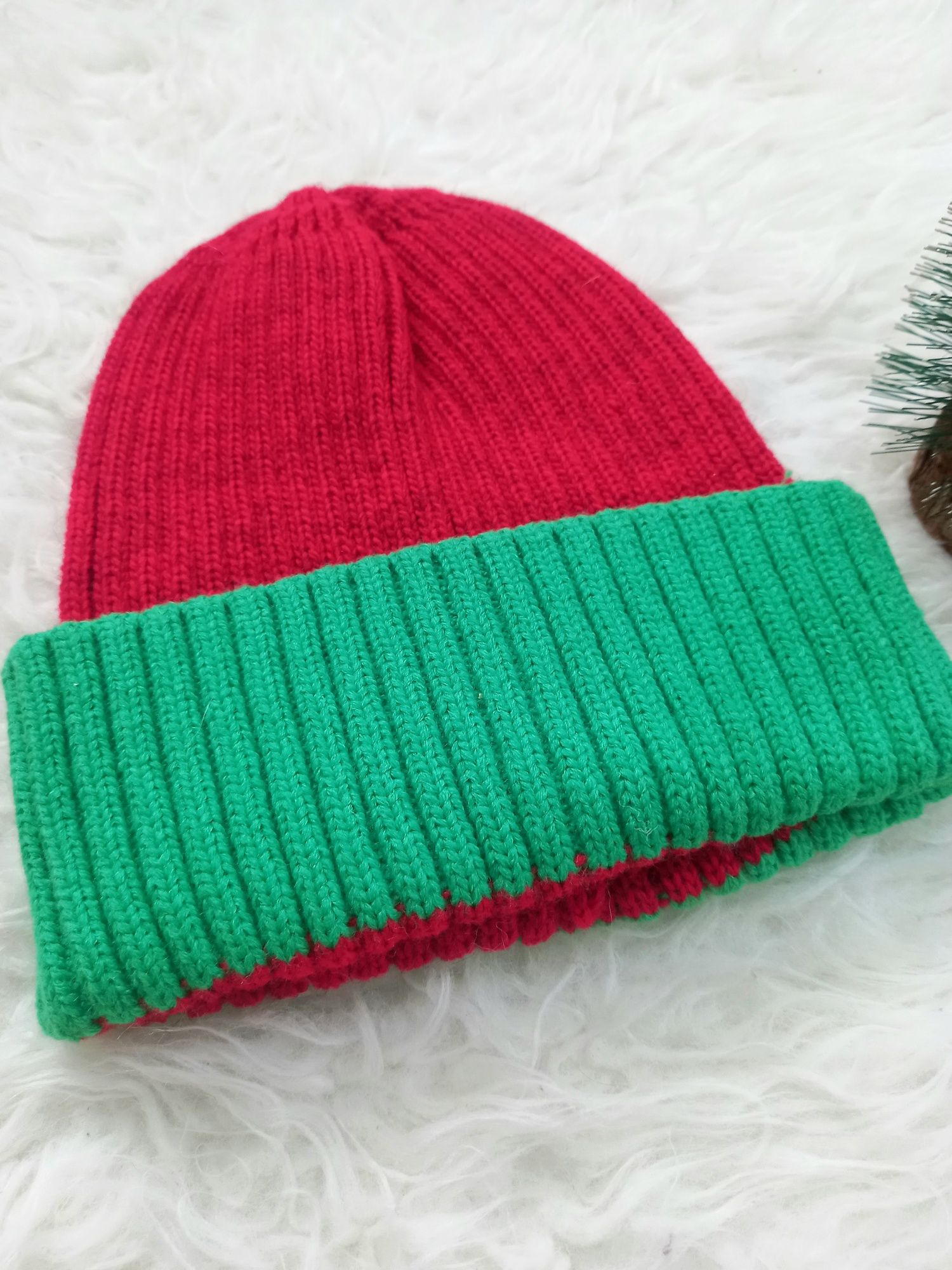 Тепла шапка в новорічному стилі