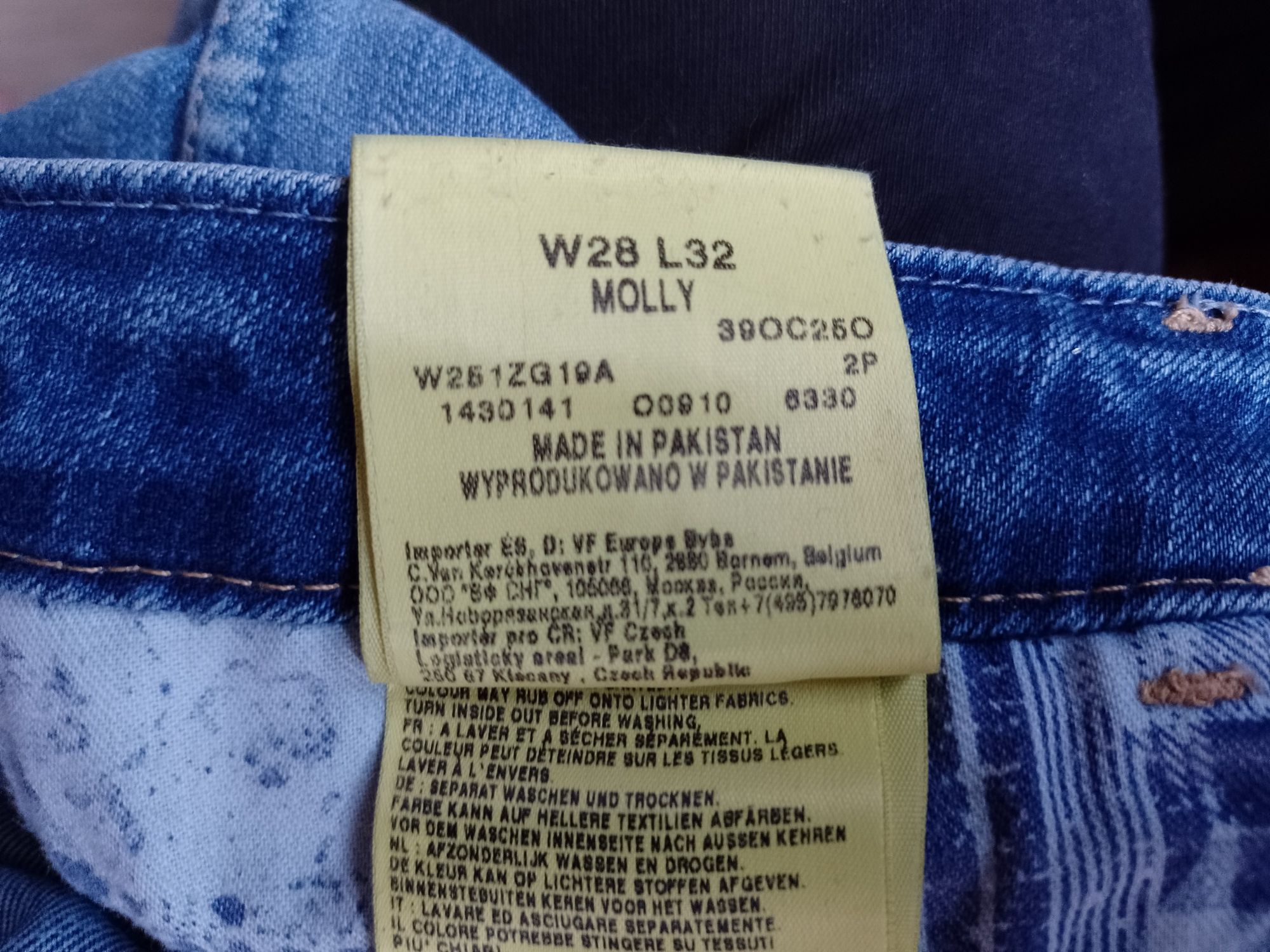 Sprzedam damskie spodnie jeansowe firmy Wrangler rozmiar 32.