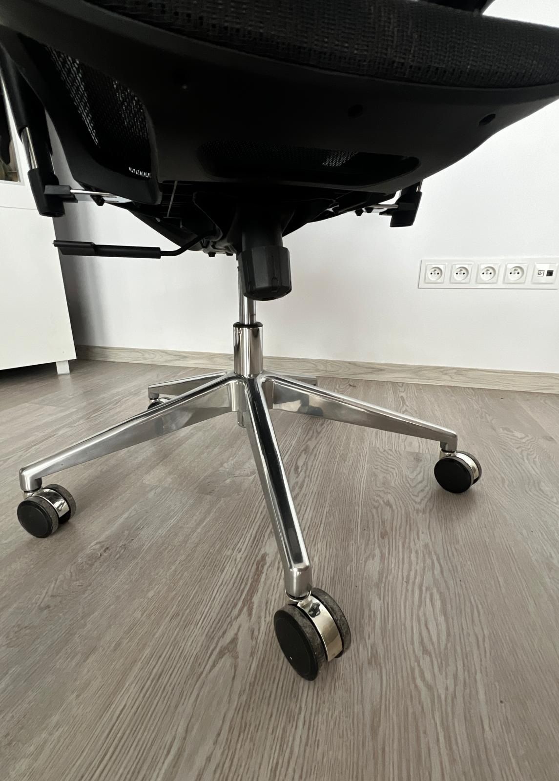 Ergonomiczne krzesło biurowe, obrotowe