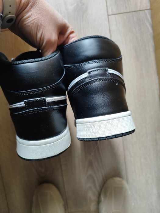 Кожаные кроссовки