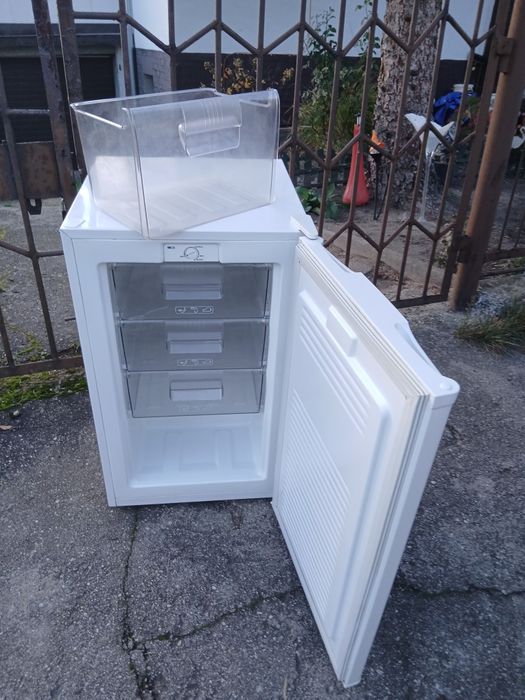 Mała zamrażarka 4-ro szufladowa firmy PKM w bardzo dobrym stanie.