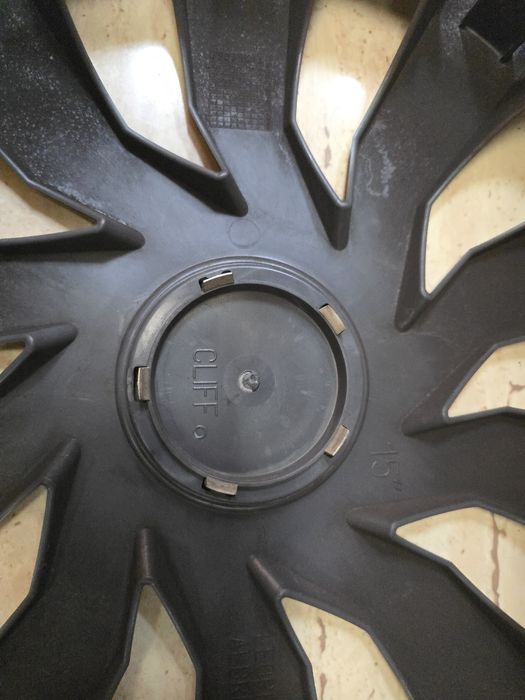 Sprzedam czarny kołpak 15" DACIA