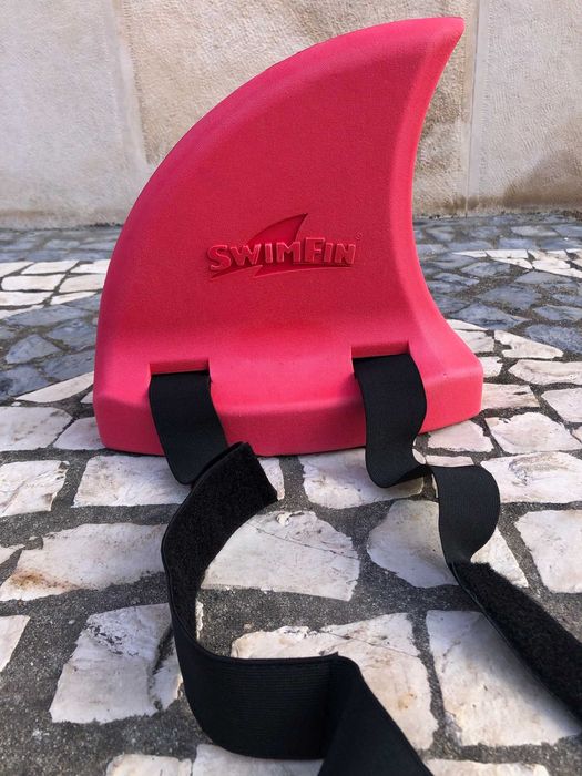 Boia em formato barbatana de tubarão