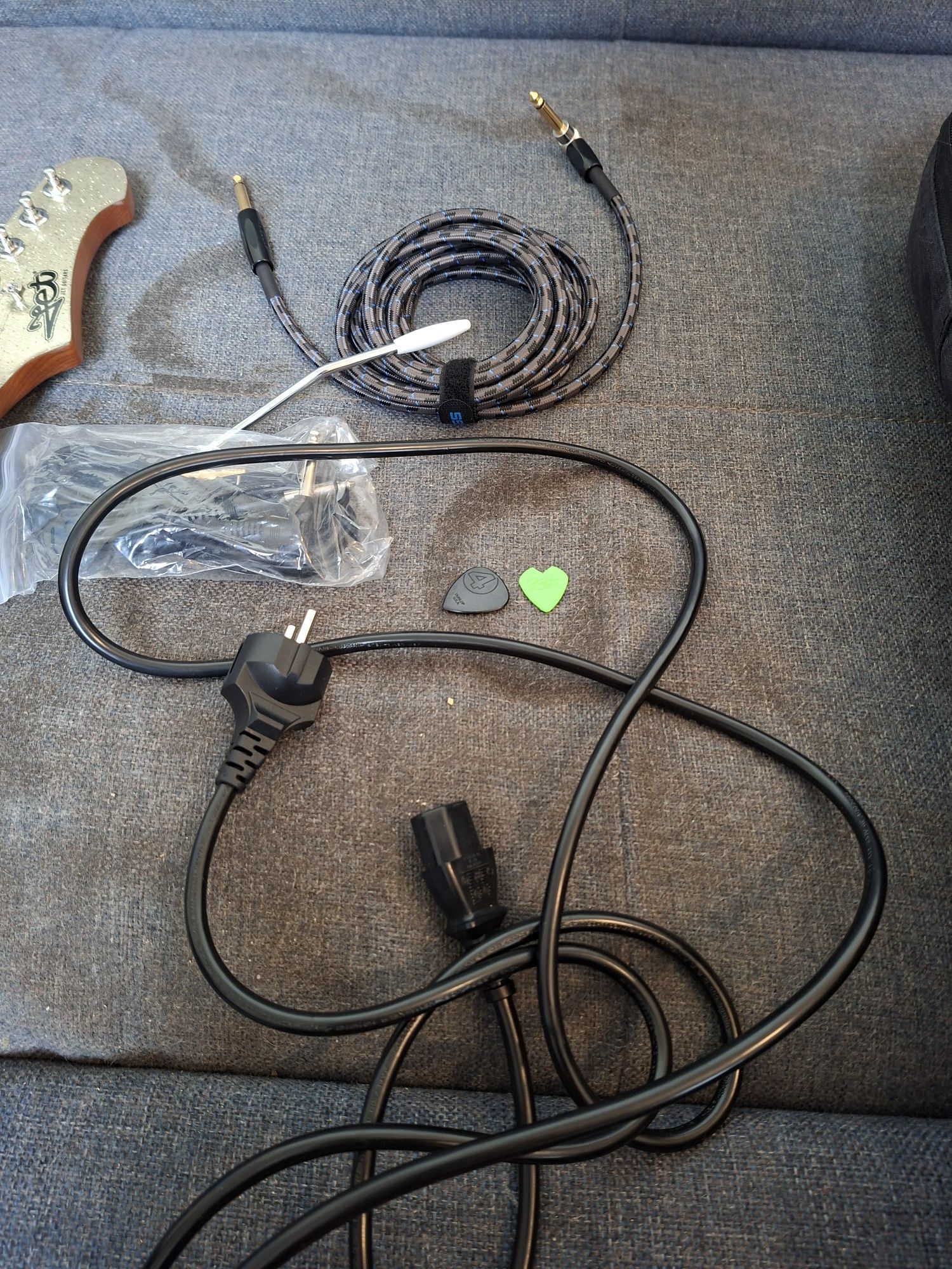 Zestaw gitara elektryczna, wzmacniacz, pokrowiec + akcesoria