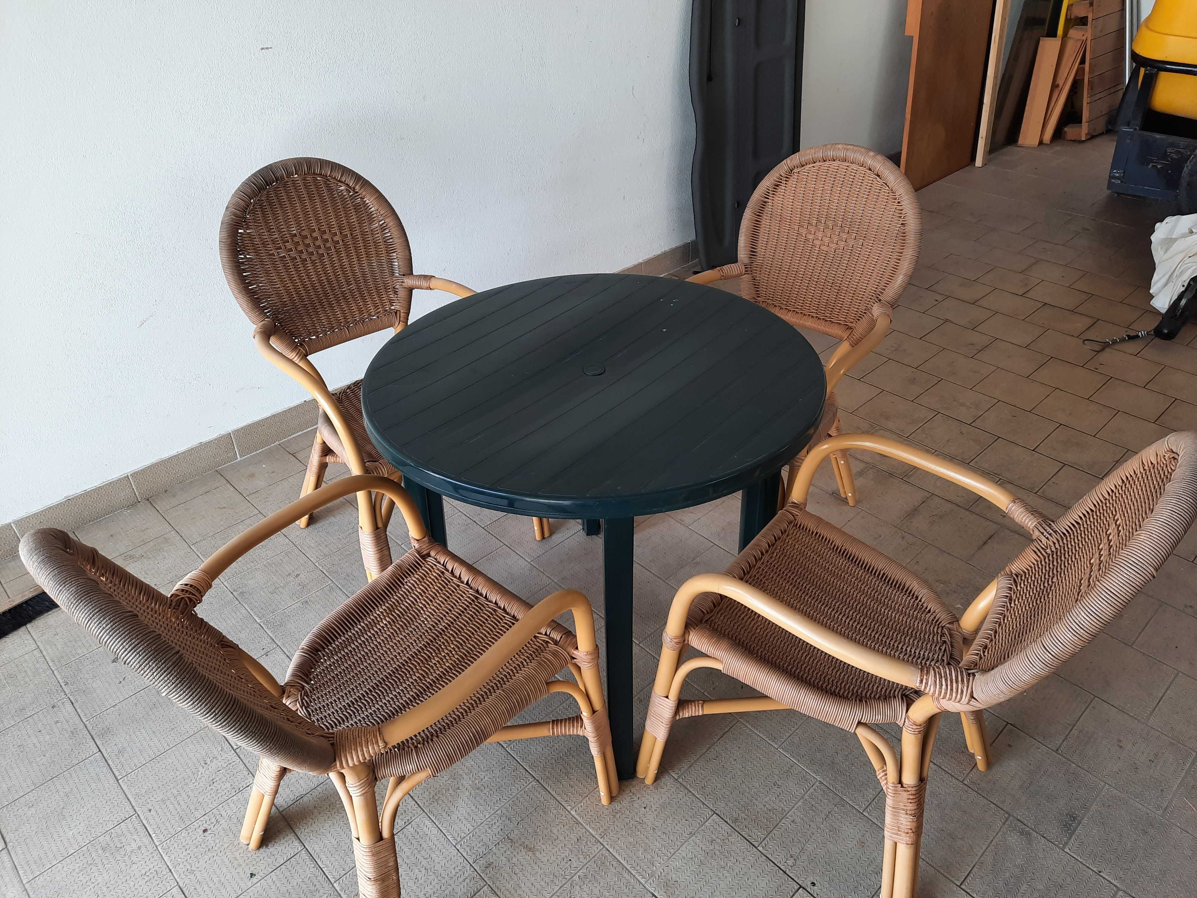 4 cadeiras e uma mesa para exterior / jardim