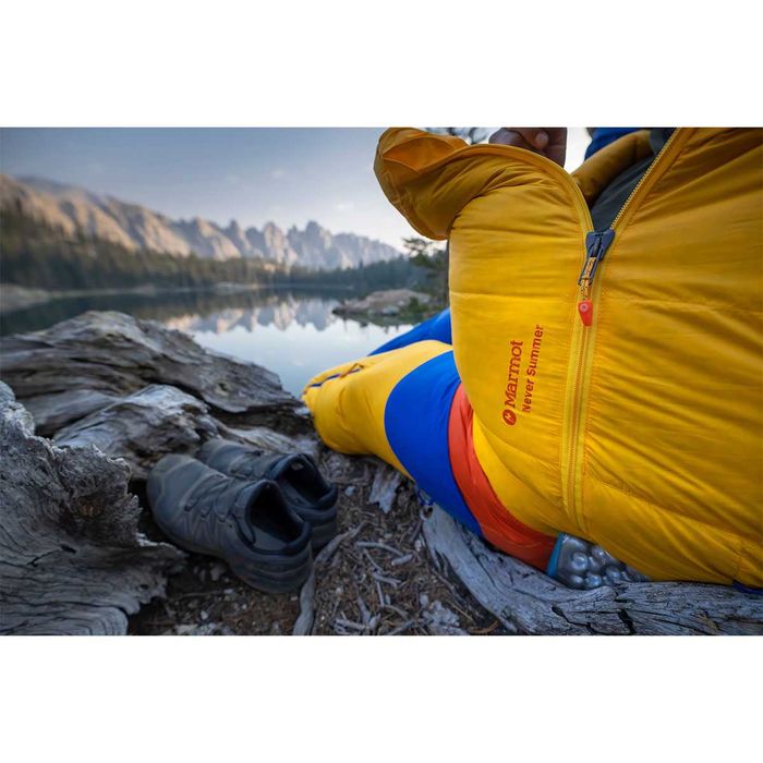 Пуховый зимний спальный мешок Marmot Never Summer (температура -20)