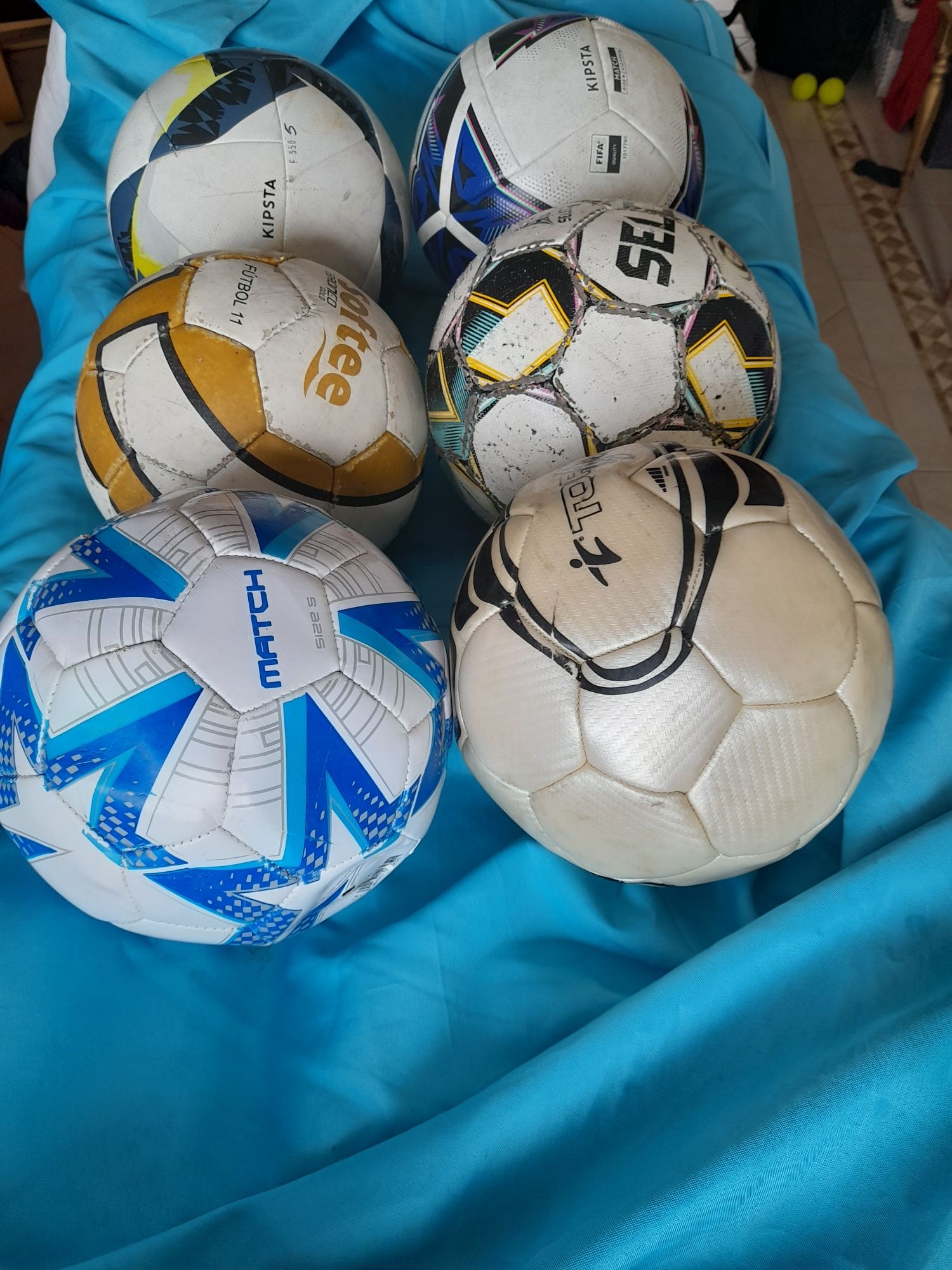 Bolas de futebol de várias marcas