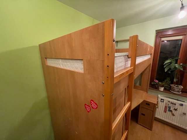 Łóżko piętrowe z biurkiem i szafa