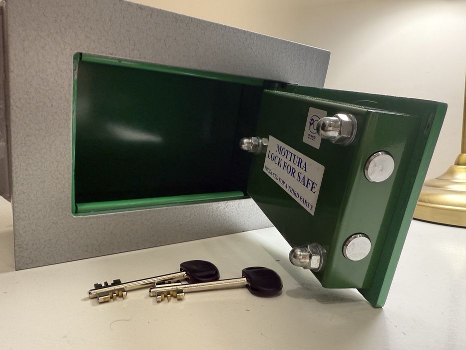 Сейф вбудований в стіну з ключовим замком 27х18х13