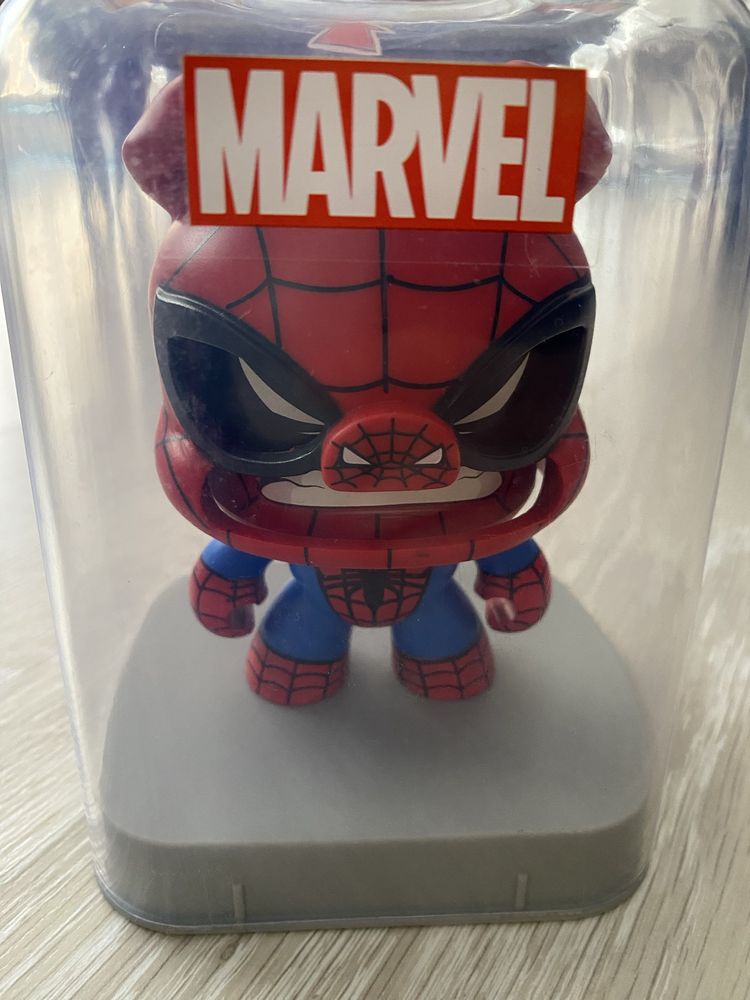 Figura Marvel impecável