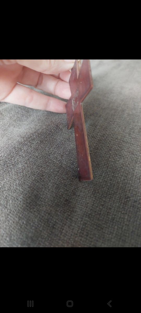 Cruz esmaltada figurativa