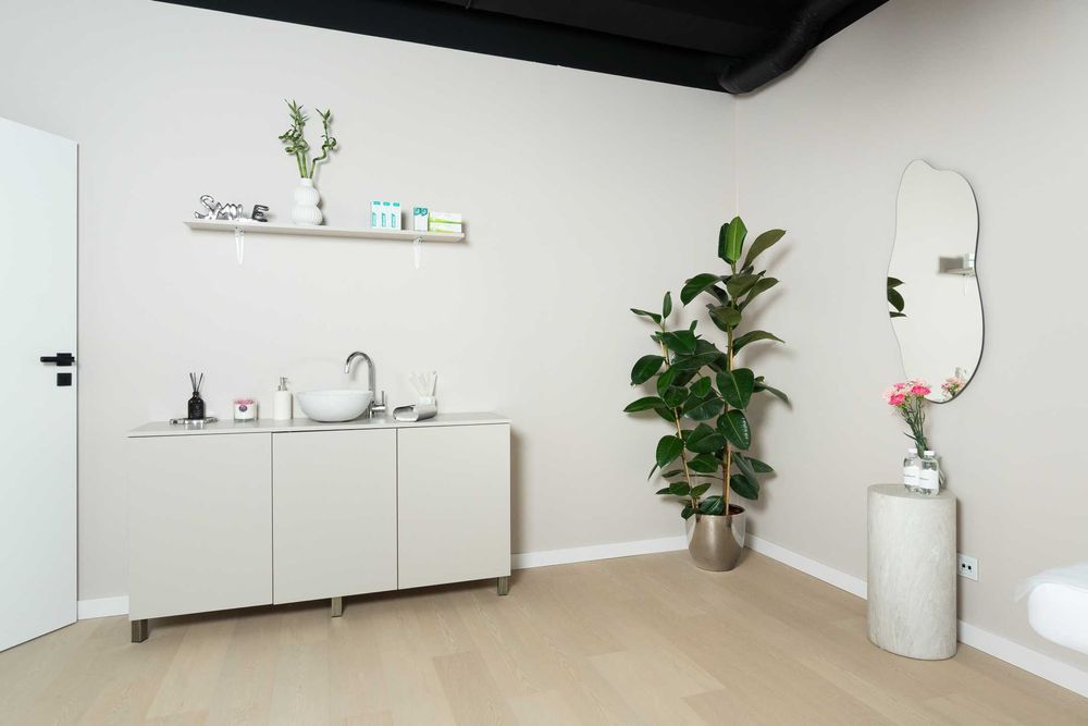 Nowy gabinet do wynajęcia jasne, minimalistyczne wnętrze, godziny/dni