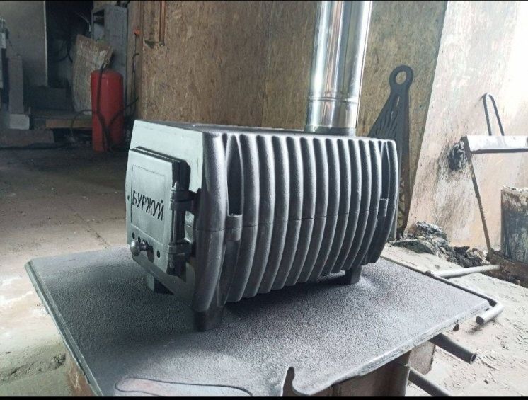 Печь буржуйка чугунная на дровах для дачи для комнаты