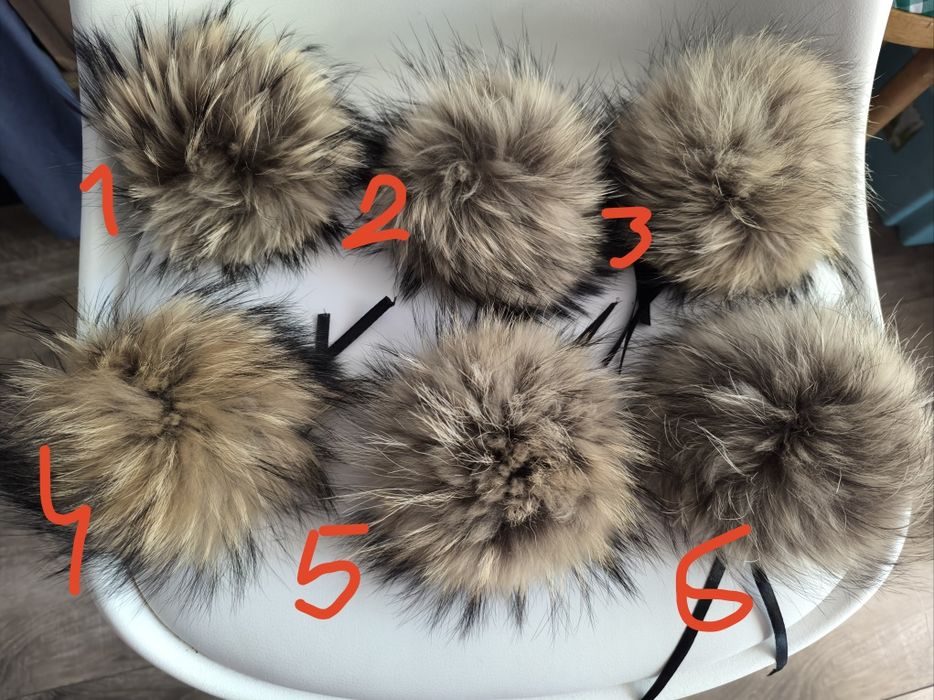 Piękny pompon z naturalnego futra jenota nowy