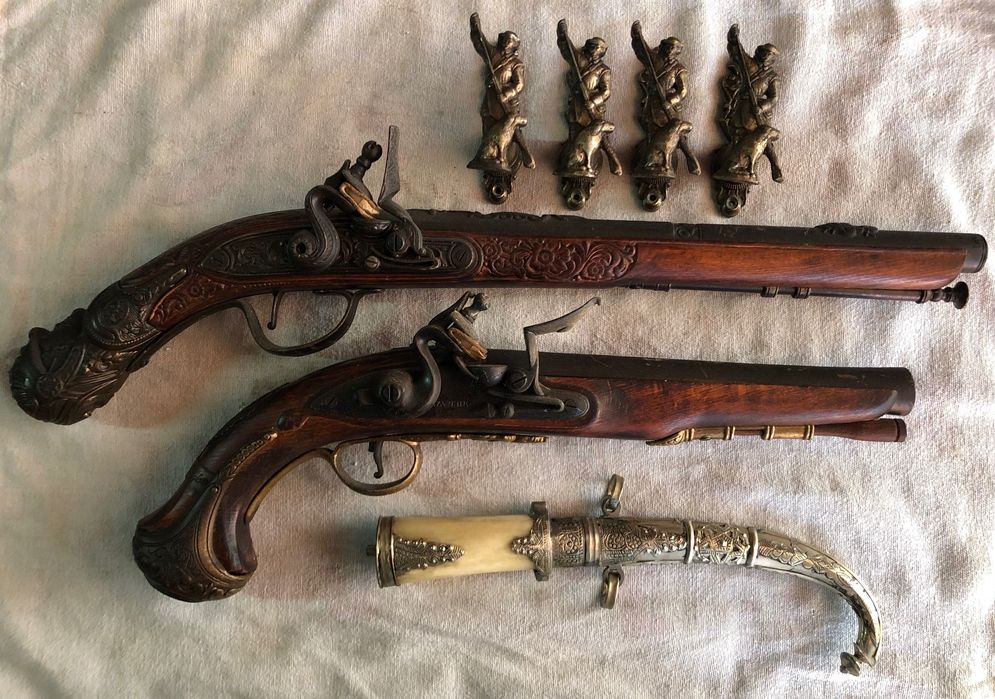 Pistolas antigas decorativas e adaga