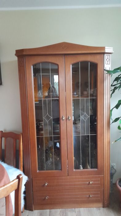 Sprzedam meble do pokoju witryna ,komoda, stół rozkładany i 4 krzesła