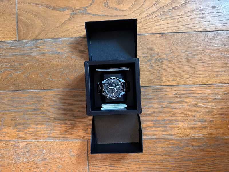 Omega x Swatch Księżyc SO33M100: Bioceramika z Księżyca