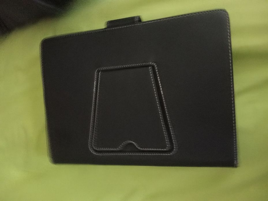 Capa universal para tablet com teclado