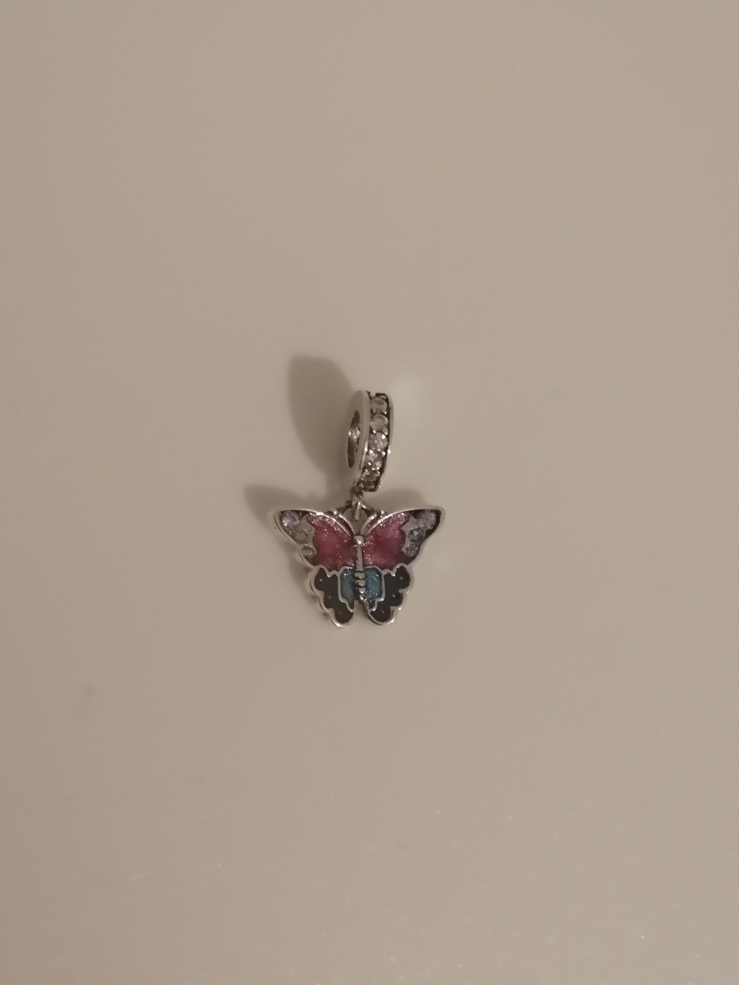 Peça de prata borboleta colorida