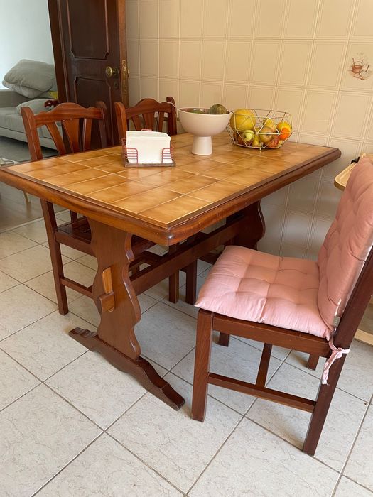 Mesa e 5 cadeiras