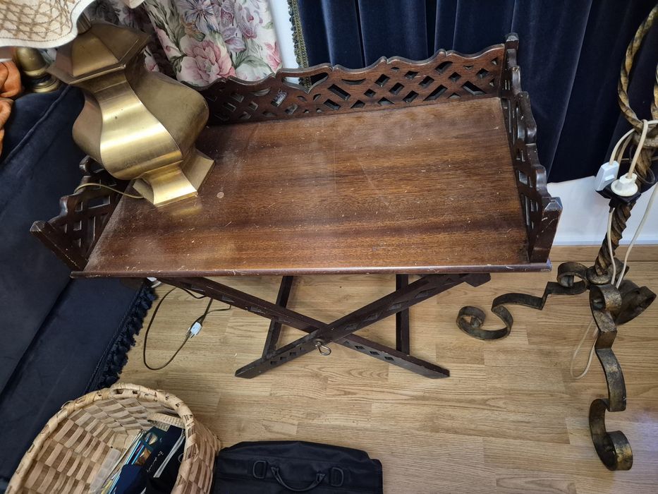 Mesa de apoio antiga em madeira maciça – pés cruzados e balaustrada re