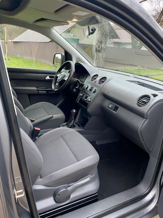 Свіжопригнаний кадді,7 місць