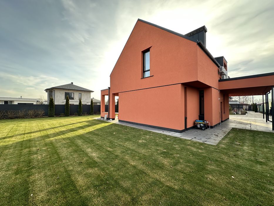 Будинок в закритому котеджному містечку з шикарним новим ремонтом