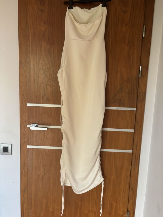 Sukienka długa kremowa Fahion Nova ściągana po bokach r.M