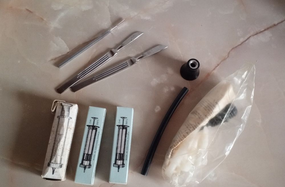 Голки шприци шпателі скальпелі багато разові