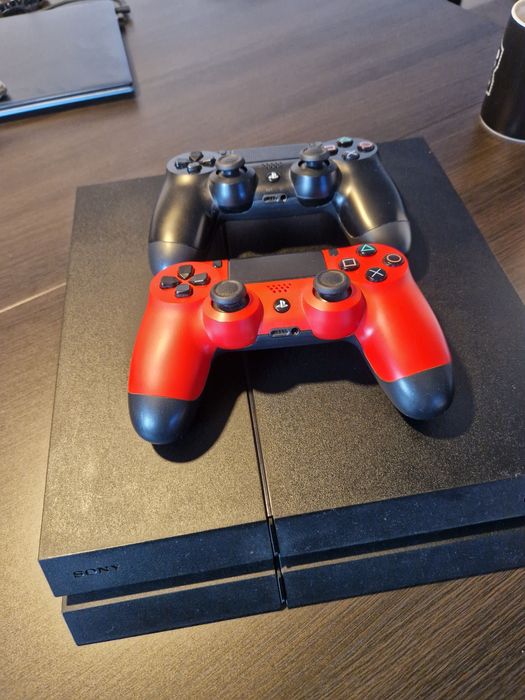 Konsola PlayStation 4 + dwa pady