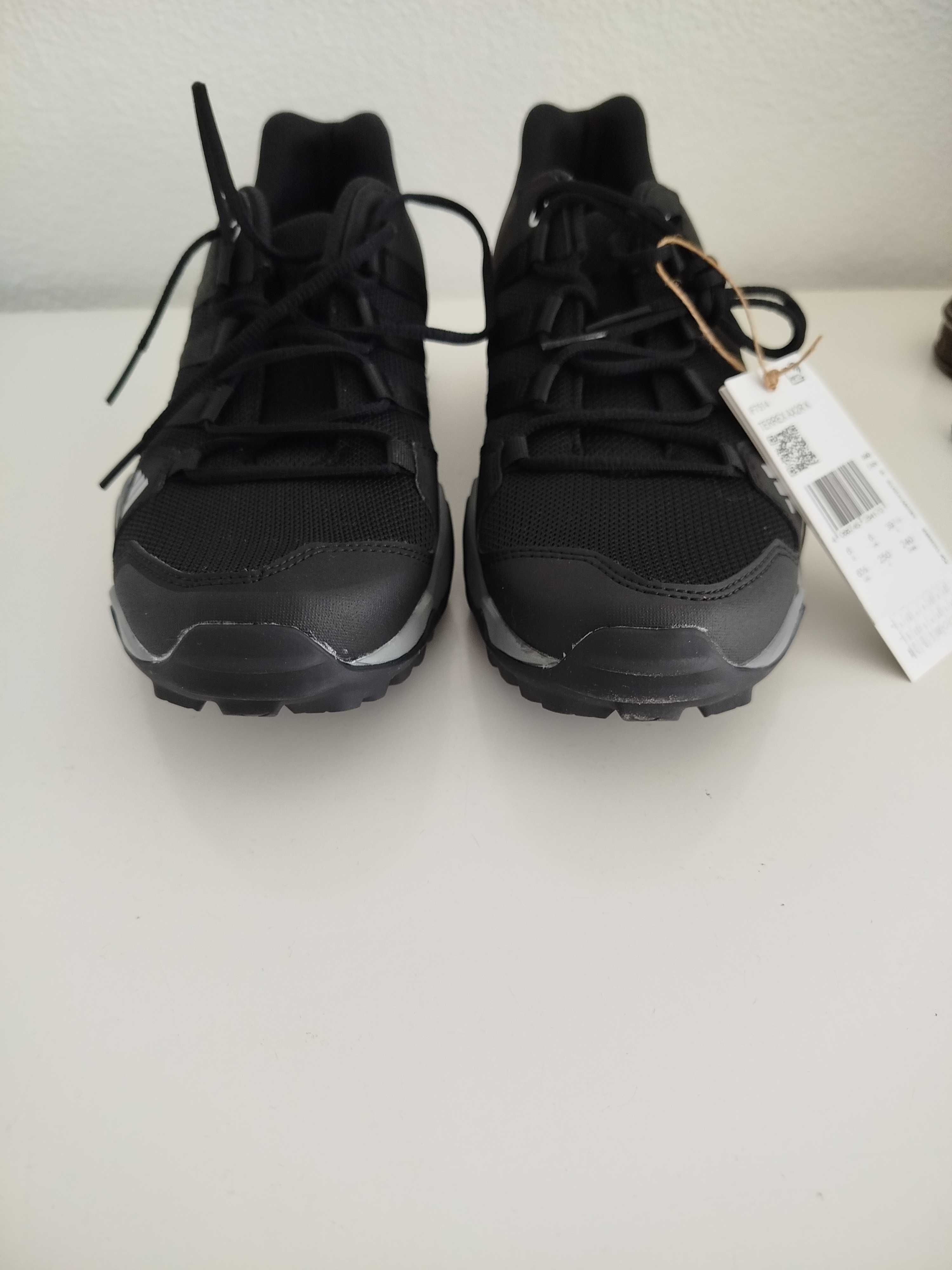 Tênis ADIDAS TERREX 39 1/3 novos e