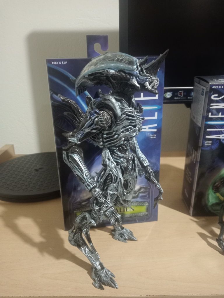 Neca 3 figuras originais usados com caixa