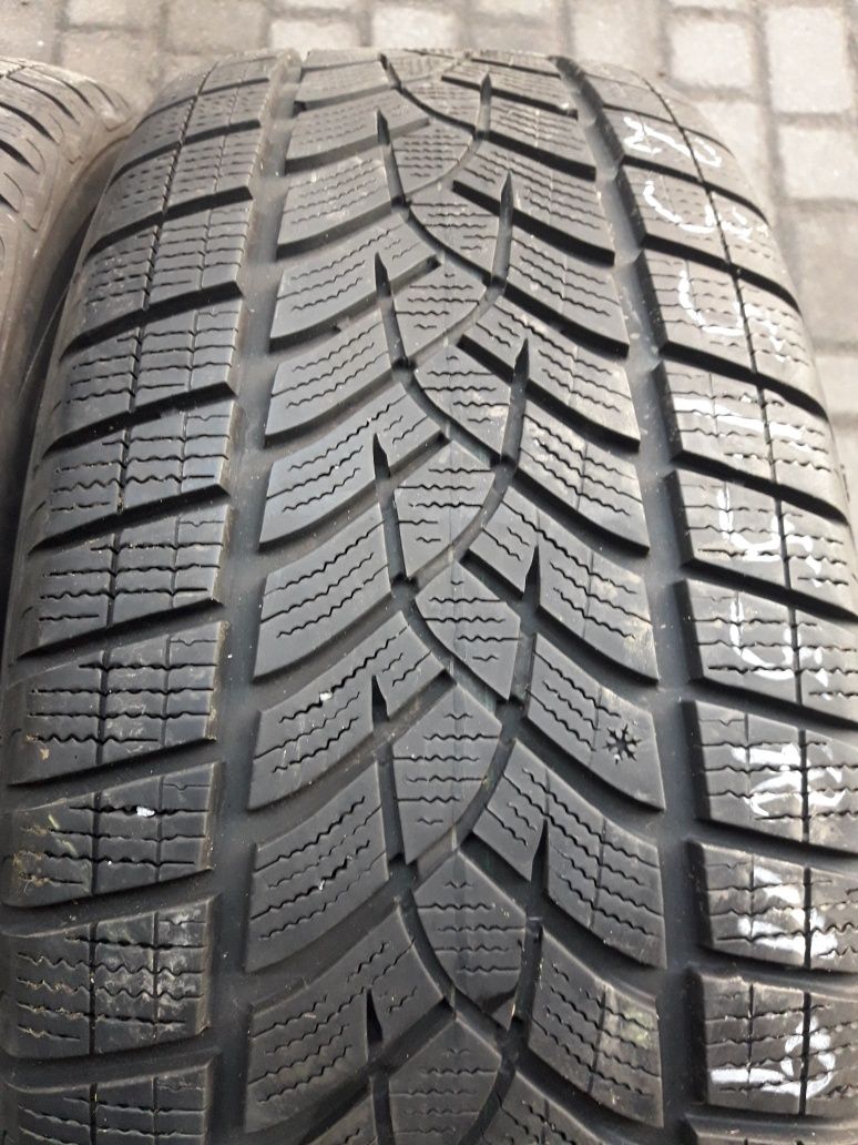 235/55R19 105V GOODYEAR , dwie opony zimowe.