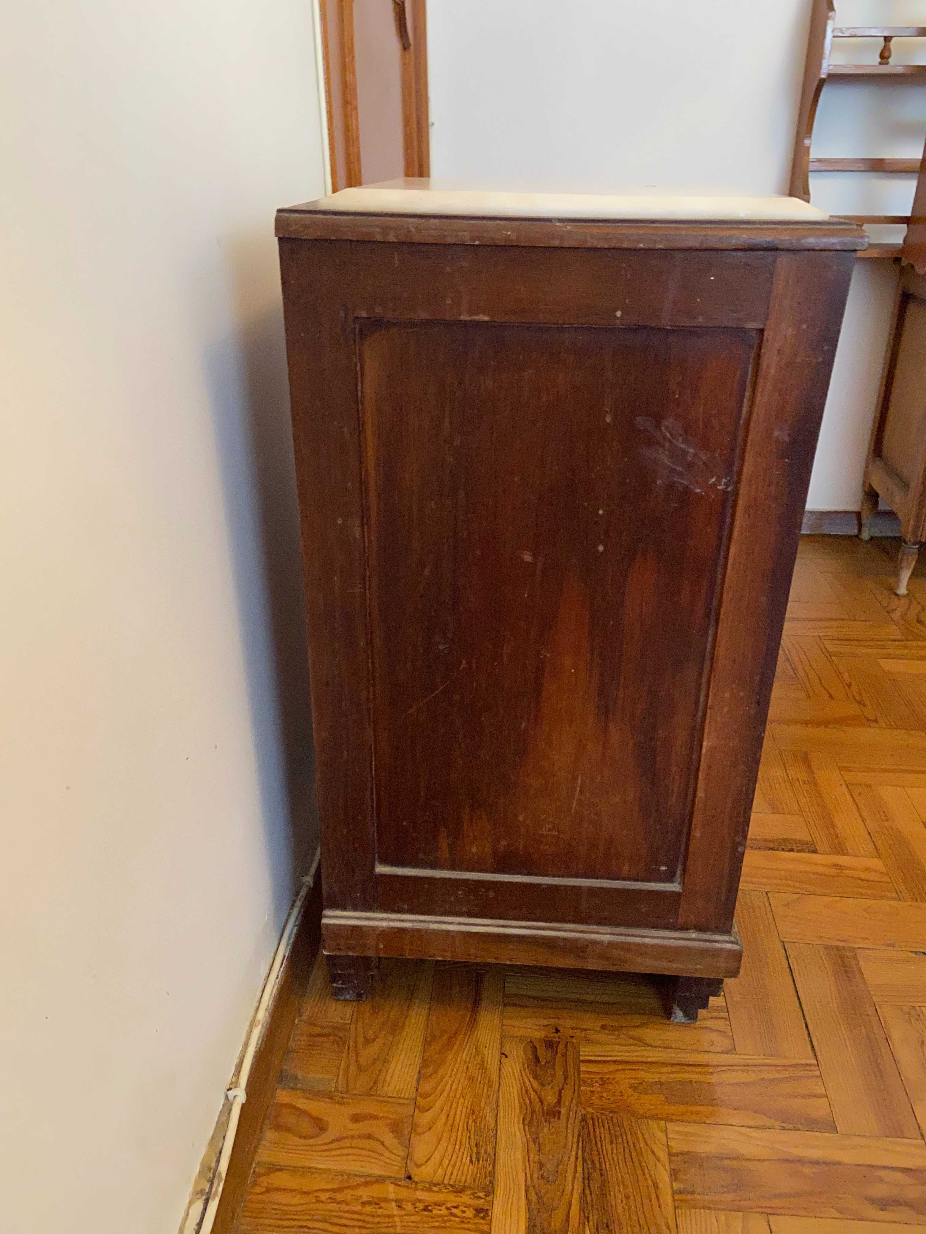 Mesa de cabeceira antiga com tampo em mármore