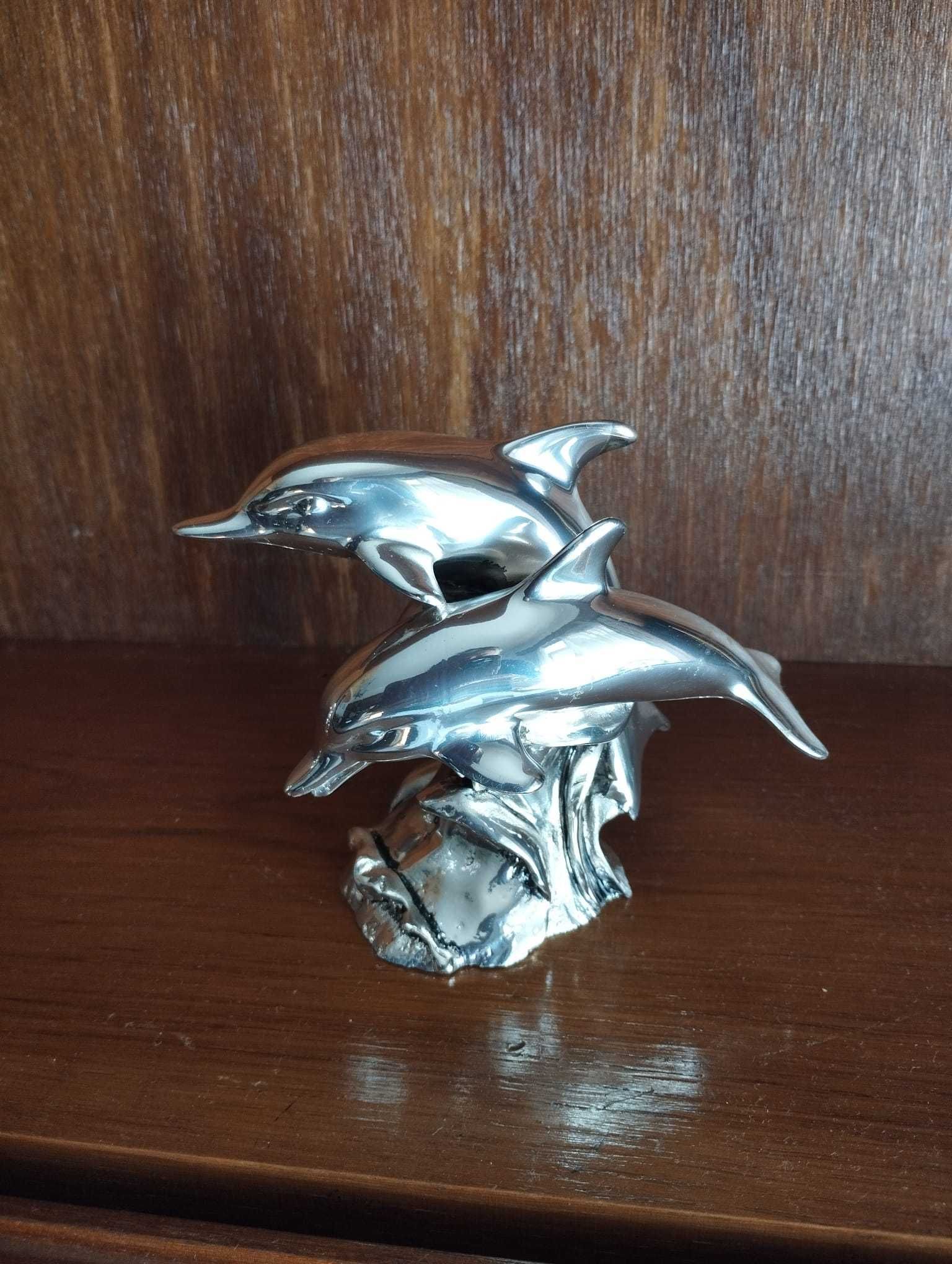golfinhos em metal branco