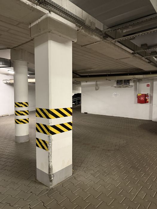 Miejce parkingowe w hali garażowej