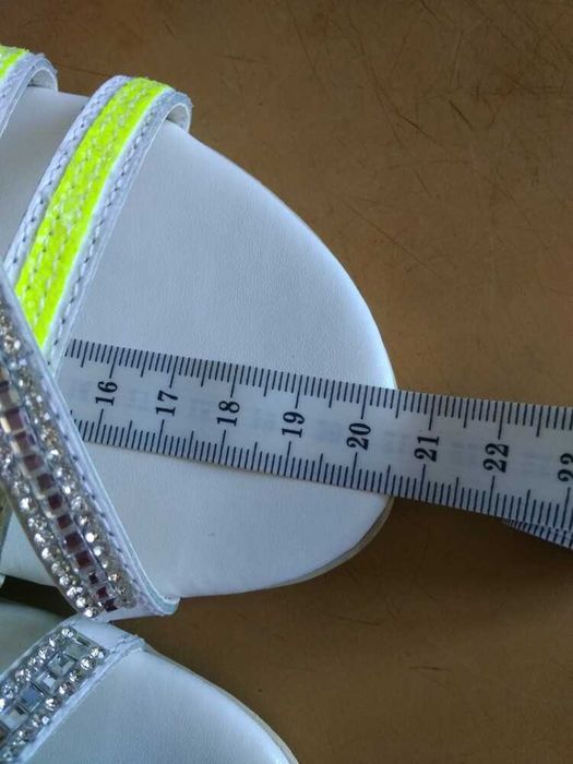 Босоніжки на дівчинку нові р.32